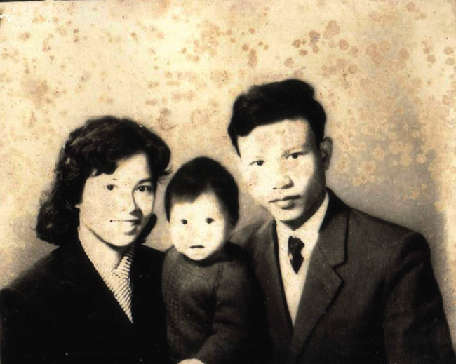 Gia đình PGS. Ngụy Tuyết Nhung - con gái GS. Ngụy Như Kontum, năm 1971