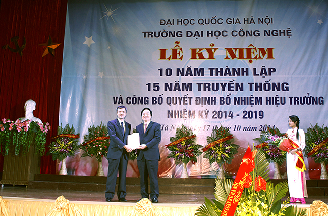 Giám đốc ĐHQGHN Phùng Xuân Nhạ trao Quyết định bổ nhiệm Hiệu trưởng Trường ĐH Công nghệ cho PGS.TS Nguyễn Việt Hà