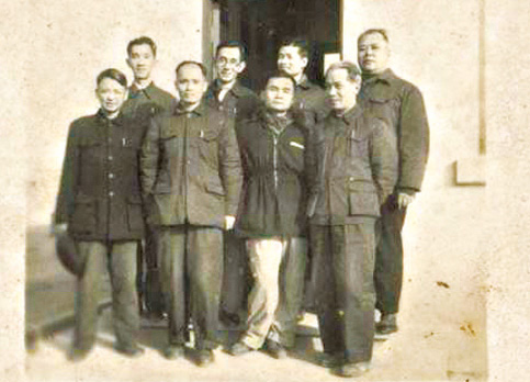 Với các nhà giáo ở Khu học xá Trung ương Nam Ninh (Trung Quốc), năm 1953, GS Ngụy Khư Kontum đứng hàng thứ nhất, ngoài cùng, bên phải.