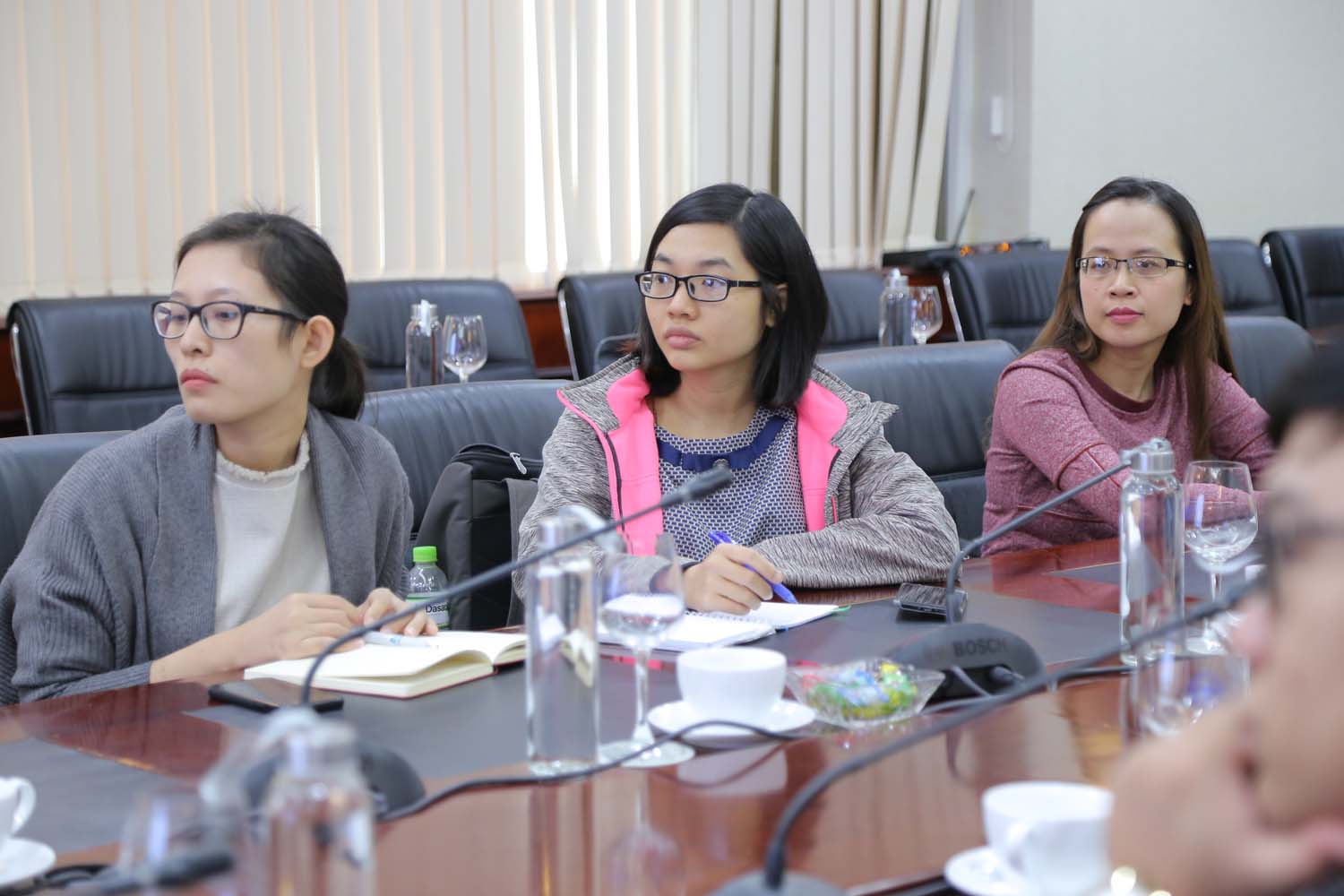 https://www.vnu.edu.vn/upload/2019/11/25084/image/VNU_Gap%20mat%20doan%20DH%20Singapore%20(1).jpg