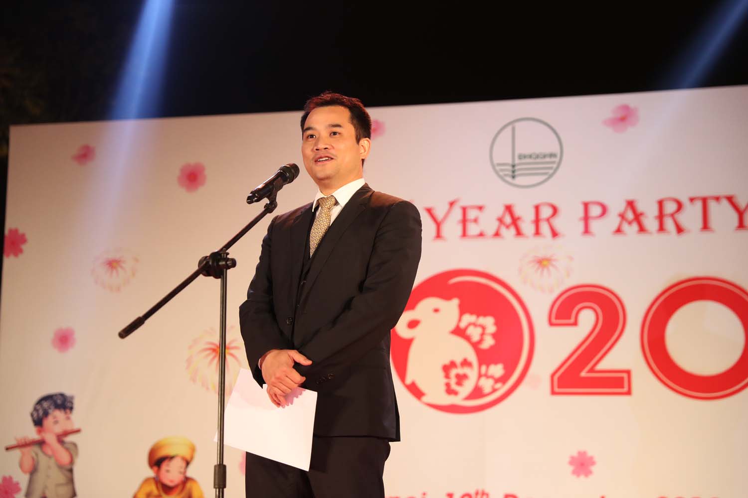 Le vice-directeur de l'UNV, M.Phạm Bảo Sơn, était présent et a pris la parole lors de la cérémonie.