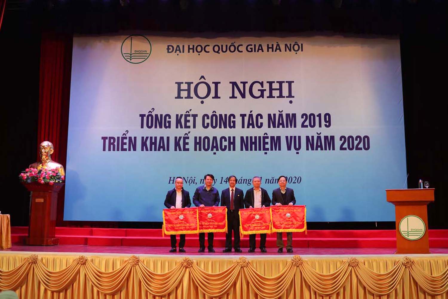 https://www.vnu.edu.vn/upload/2020/01/25280/image/VNU_Hoi%20nghi%20Tong%20Ket%20VNU%202019%20(13).jpg