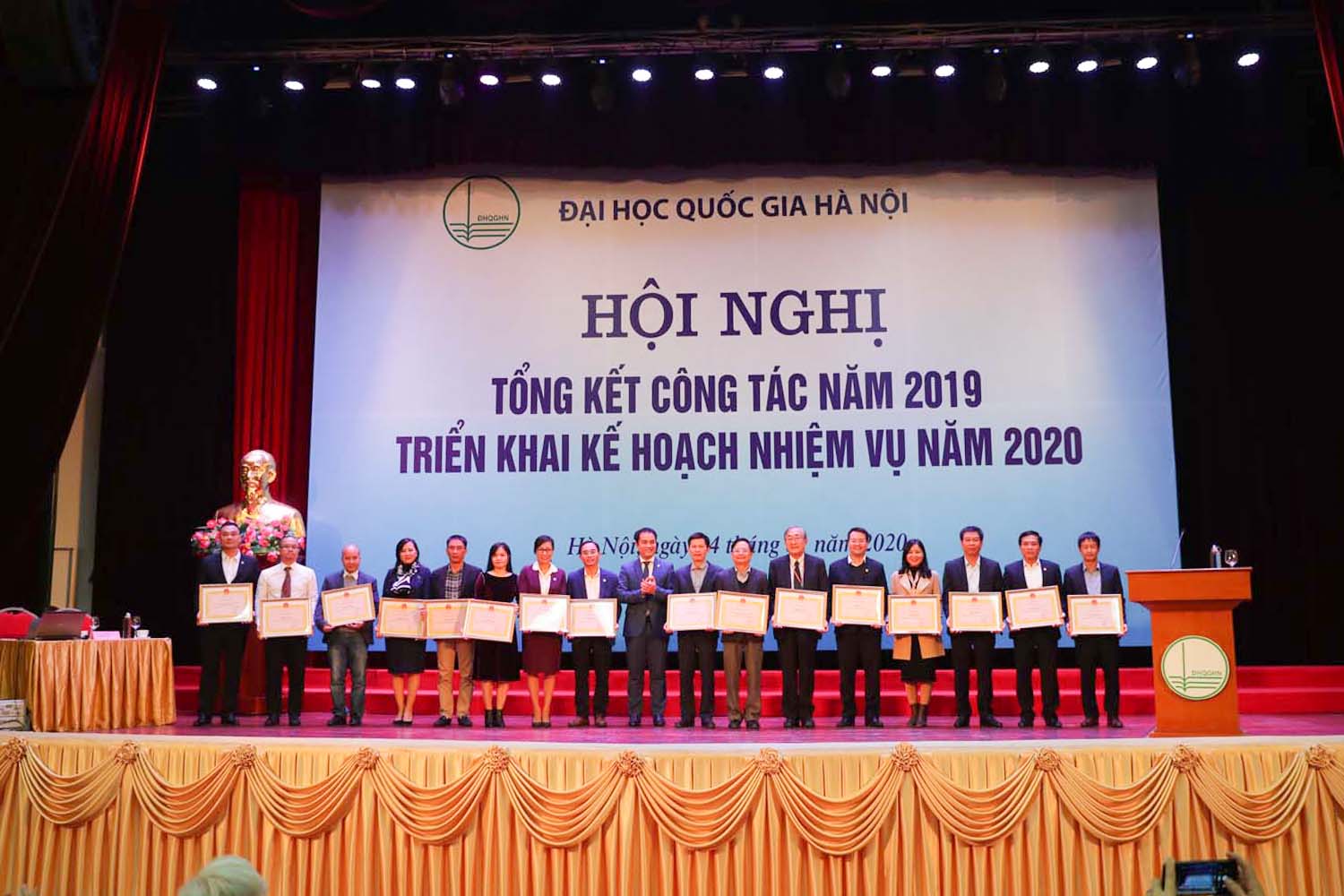 https://www.vnu.edu.vn/upload/2020/01/25280/image/VNU_Hoi%20nghi%20Tong%20Ket%20VNU%202019%20(17).jpg