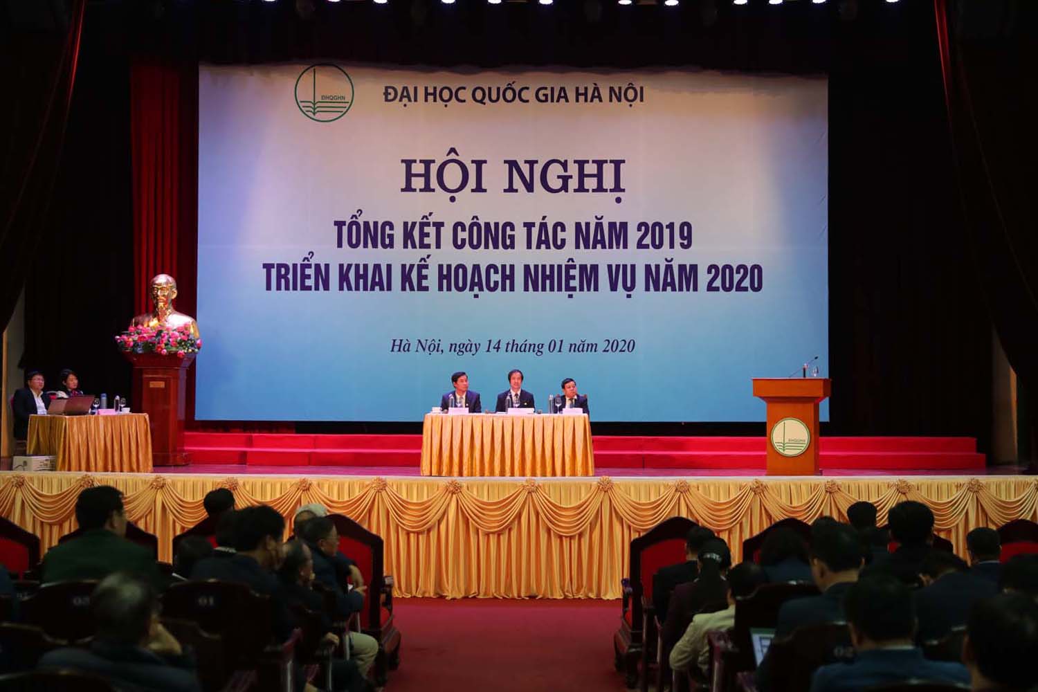 https://www.vnu.edu.vn/upload/2020/01/25280/image/VNU_Hoi%20nghi%20Tong%20Ket%20VNU%202019%20(5).jpg