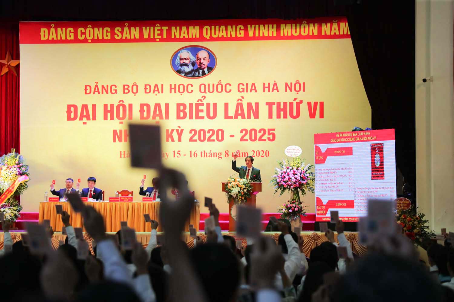 https://www.vnu.edu.vn/upload/2020/08/26645/image/VNU_Dai%20hoi%20Dang%20bo%20DHQGHN%202020-2025%20(6).jpg