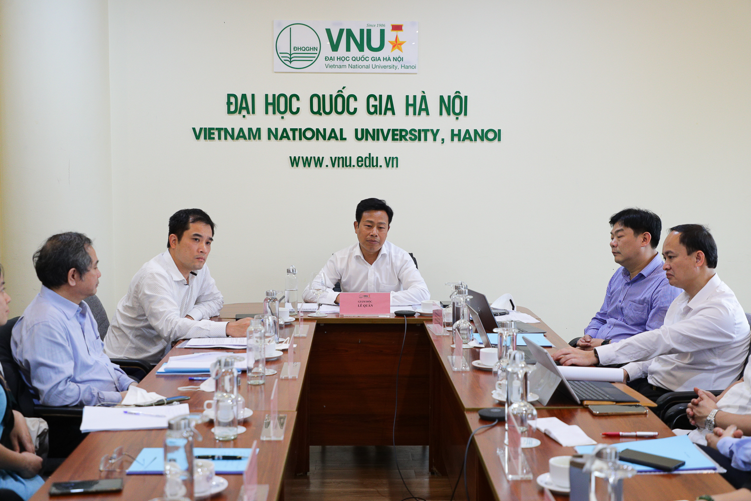 https://www.vnu.edu.vn/upload/2022/03/30517/image/VNU%20-%20Giam%20doc%20lam%20viec%20voi%20Vien%20Viet%20Nam%20hoc%20va%20KHPT%20(6).jpg