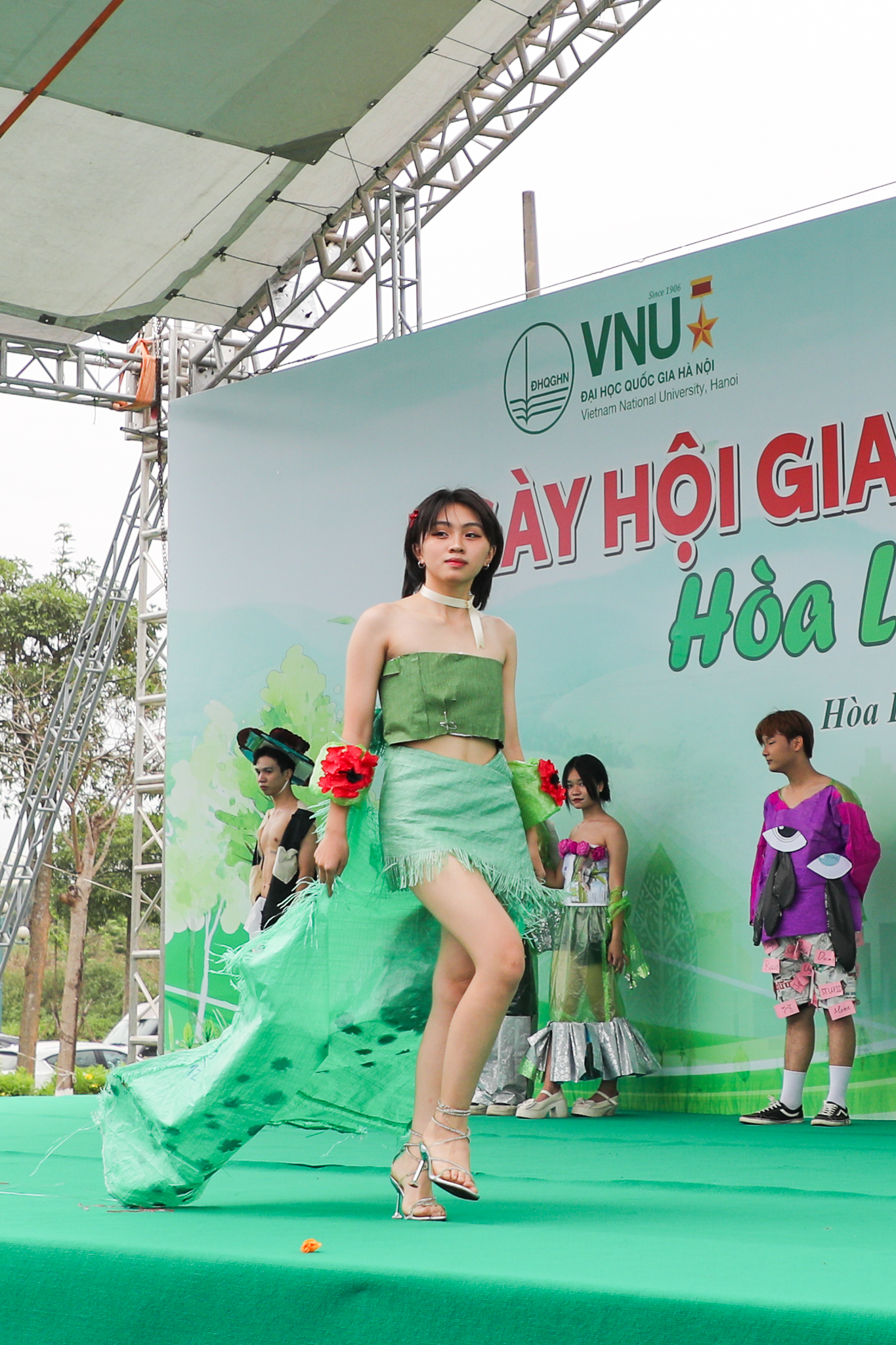 Trang phục lấy cảm hứng từ thảo nguyên xanh mát lành